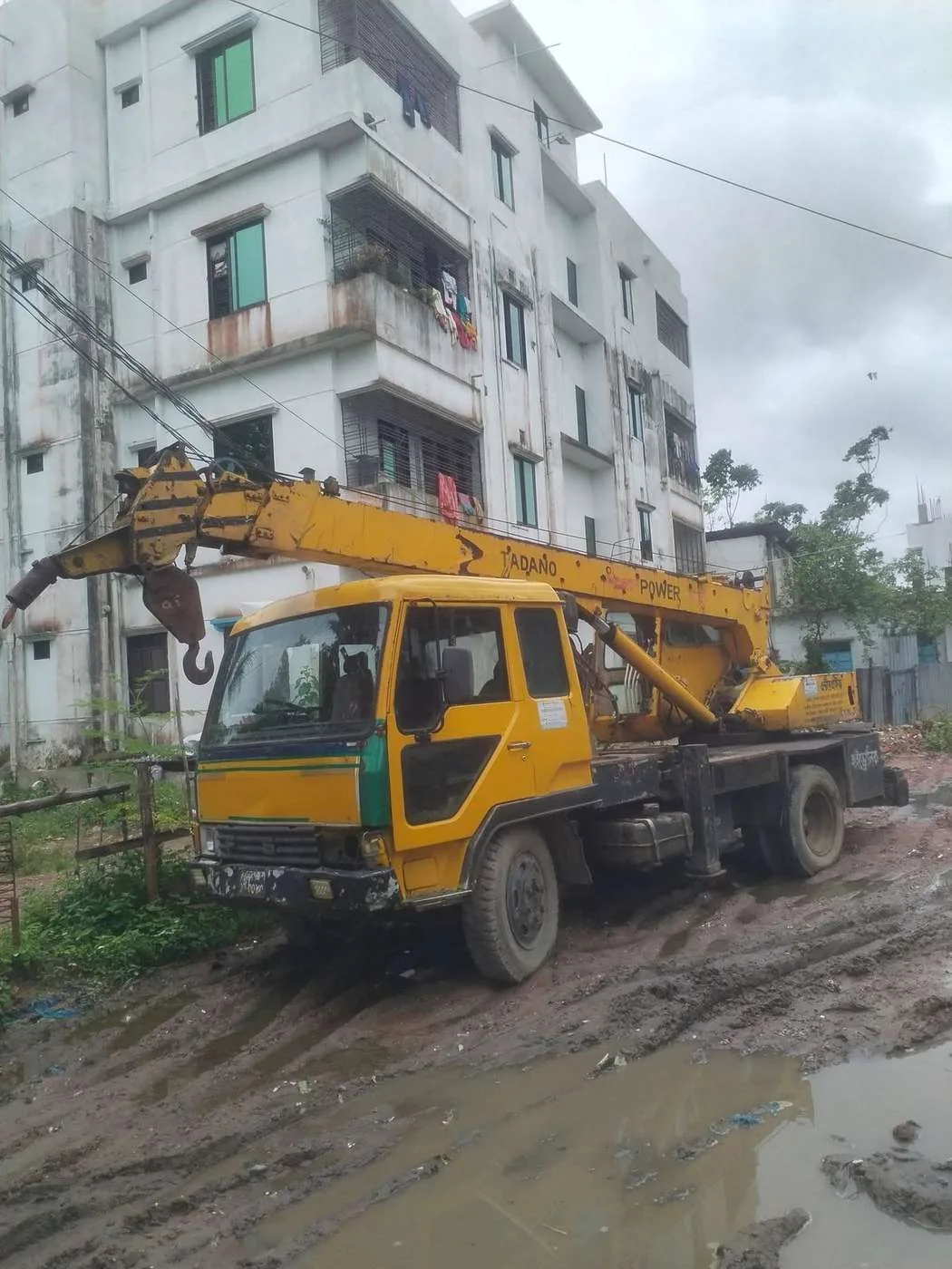 ক্রেনের বুম তোলা অবস্থার ছবি