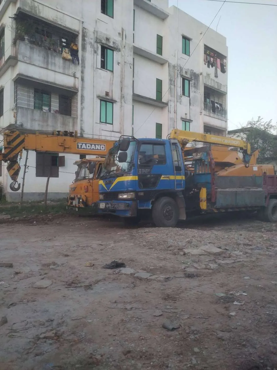 কনস্ট্রাকশন সাইটে ক্রেন অপারেশন — ফেনী