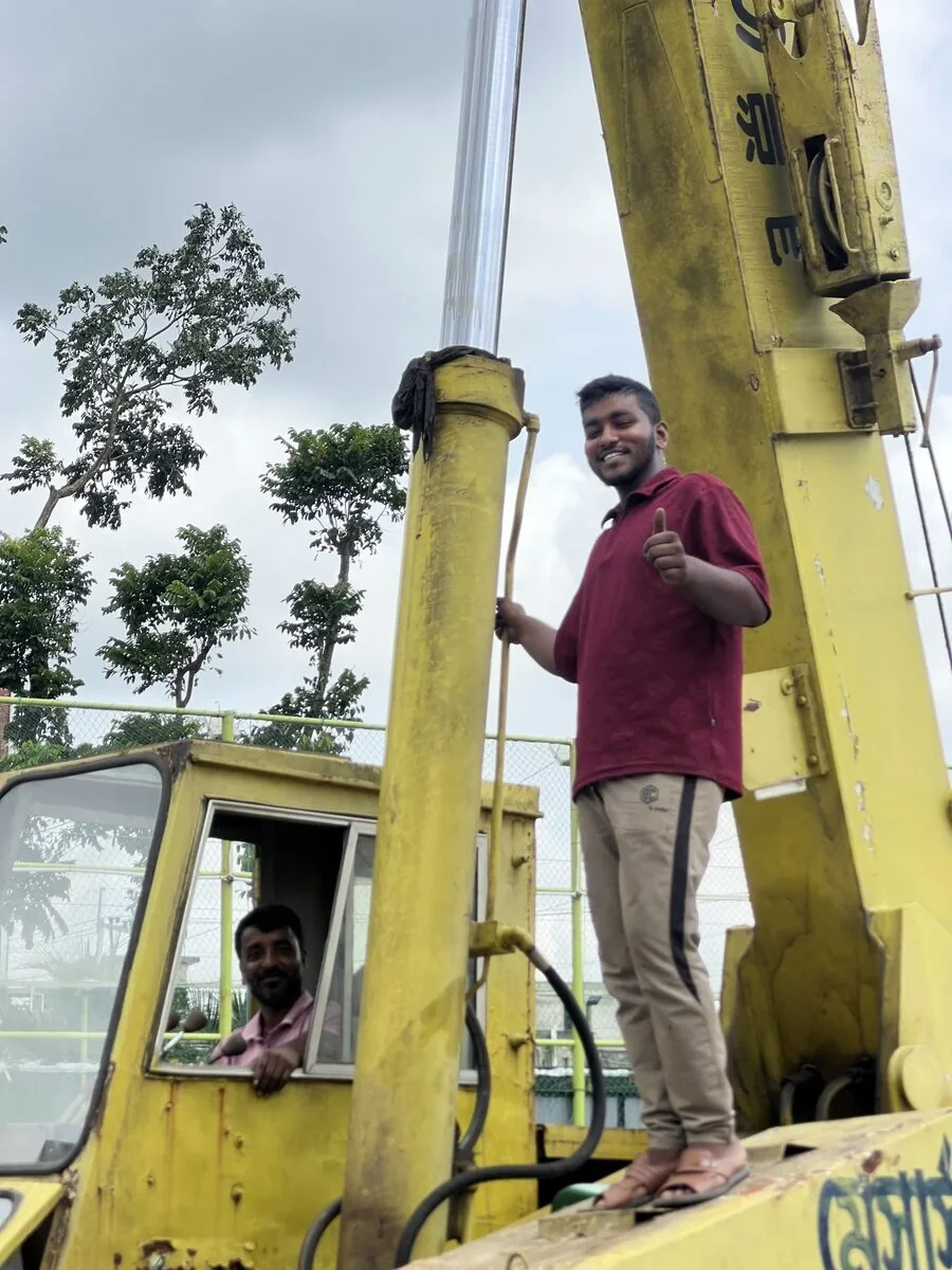 ফেনী ক্রেন অপারেটর — ক্রেনের সাথে