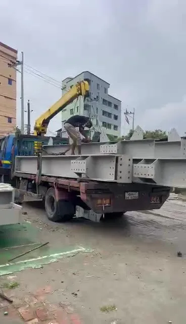 ট্রাকে স্টিল বিম ক্রেন লোডিং — ফেনী