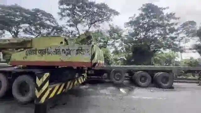 ক্রেনে কন্টেইনার তোলার ছবি