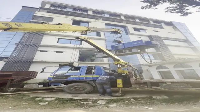 দুটি ক্রেন দিয়ে মালামাল তোলার ছবি
