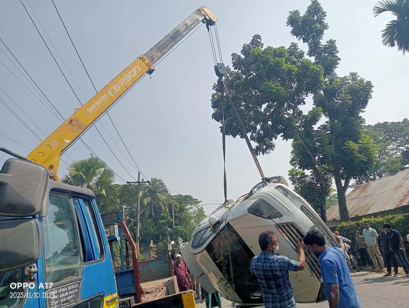 উল্টে যাওয়া গাড়ি ক্রেন রিকভারি — ফেনী ক্রেন সার্ভিস