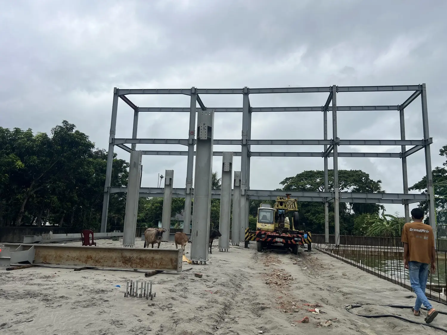 স্টিল ফ্রেম স্ট্রাকচার নির্মাণে ক্রেন