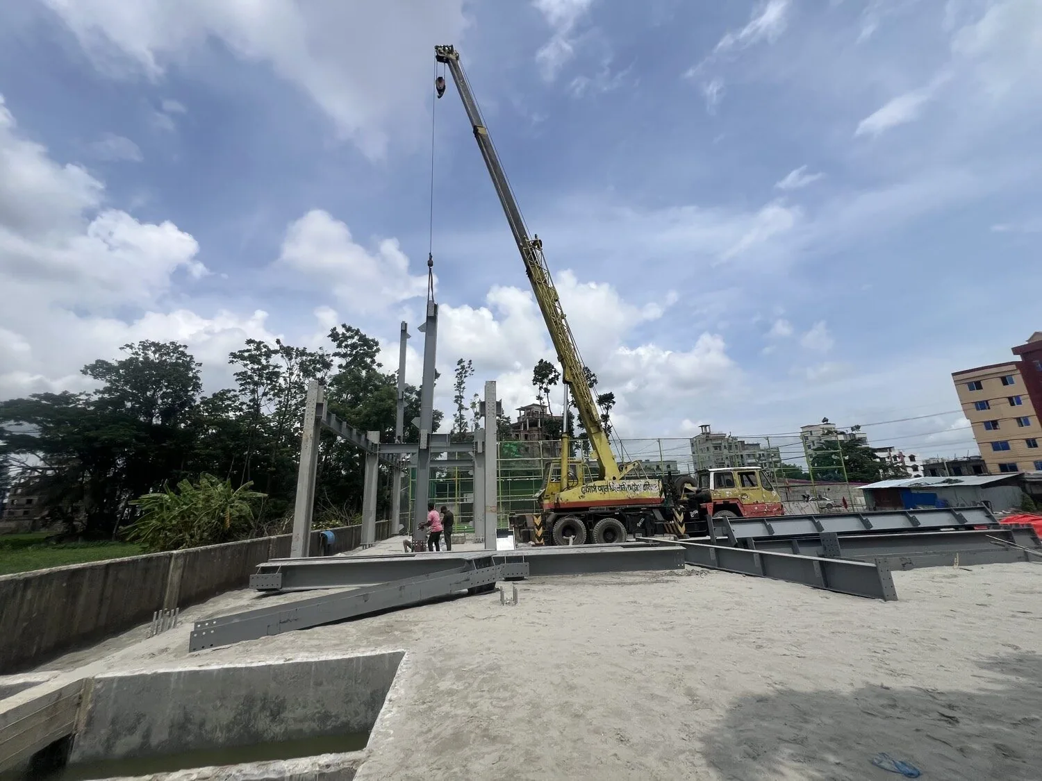 স্টিল স্ট্রাকচার সাইটে ক্রেন — ফেনী ক্রেন ভাড়া
