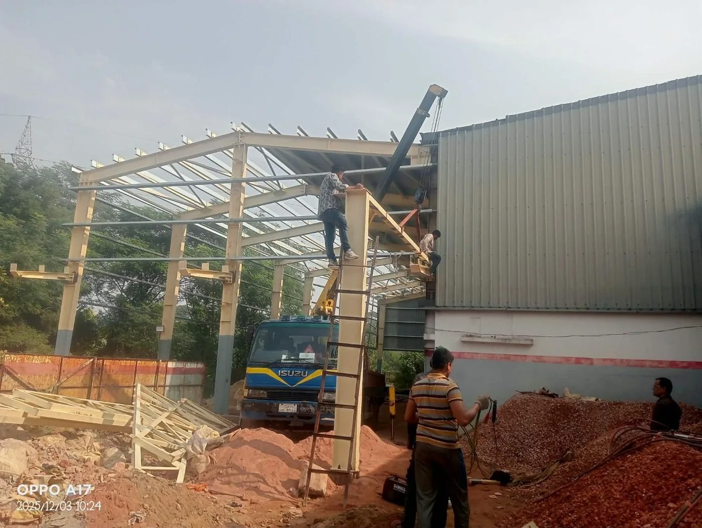 স্টিল স্ট্রাকচার নির্মাণে ক্রেন — ফেনী ক্রেন ভাড়া